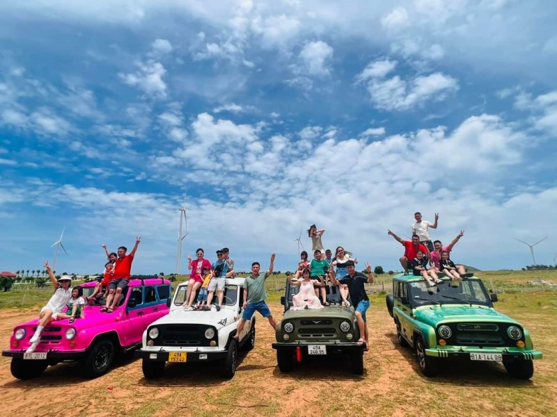 Trải Nghiệm Tour Đồi Cát Trắng Mũi Né Bên Những Chiếc Xe Jeep Sắc Màu