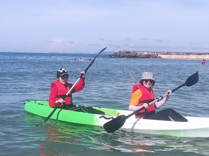 TOUR CHÈO THUYỀN KAYAK VÀ SUP TẠI BÃI BIỂN RESORT MŨI NÉ