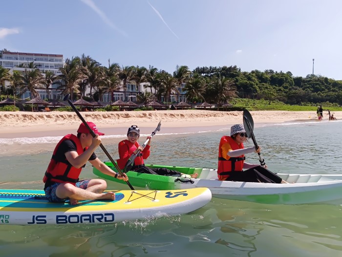 TOUR CHÈO THUYỀN KAYAK VÀ SUP TẠI BÃI BIỂN RESORT MŨI NÉ