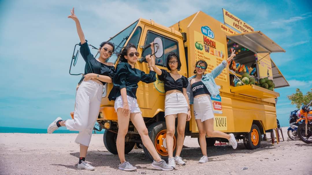 XE NƯỚC VÀNG BÀU TRẮNG MŨI NÉ THU HÚT GIỚI TRẺ CHECK IN
