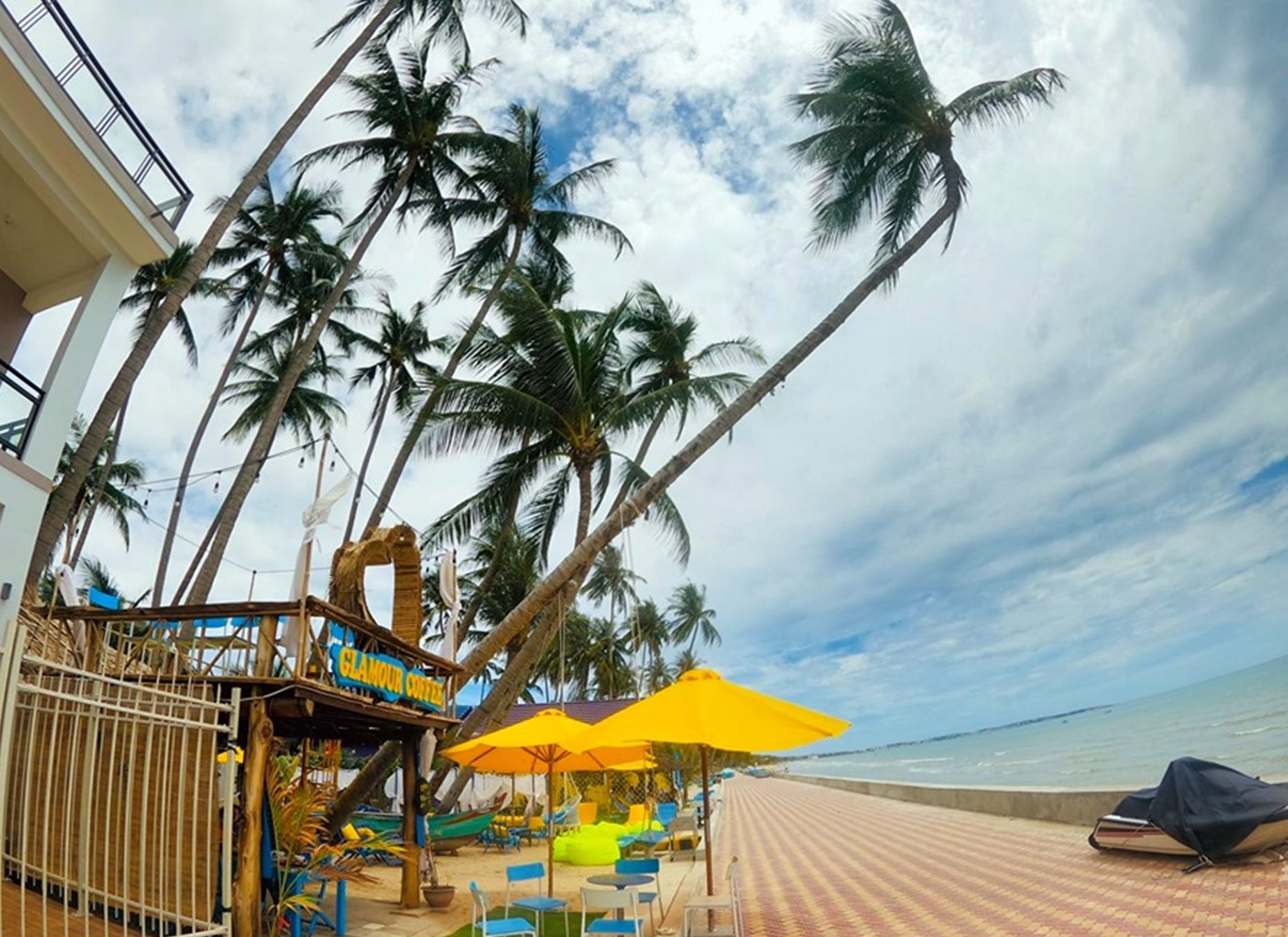 Đường phố đi bộ bên bãi biển mũi né