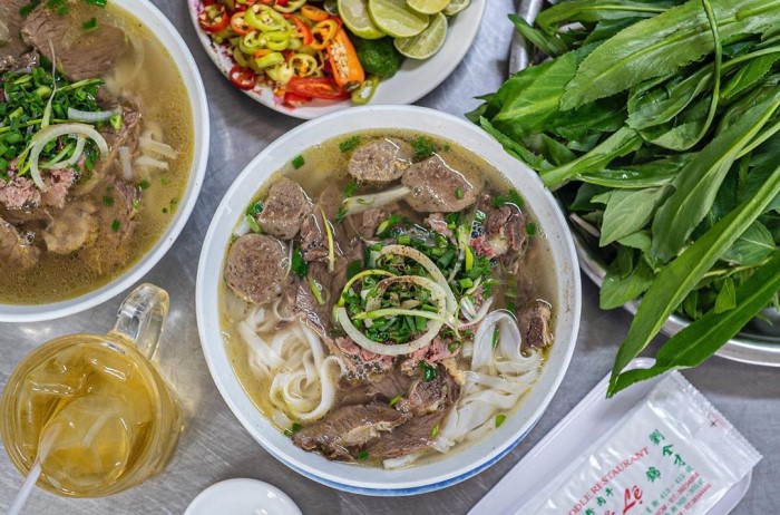 THE BEST STREET FOOD IN HO CHI MINH CITY (SAIGON) VIETNAM