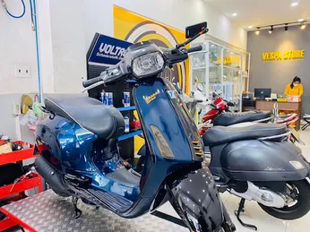 Vespa màu xanh dương xu hướng custom phong cách