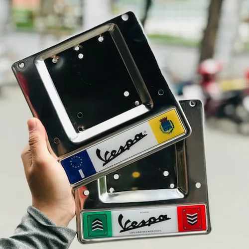 Đế biển số vespa