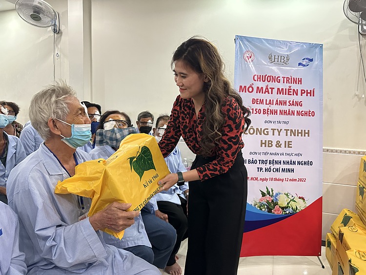 HB&IE giúp 150 bệnh nhân nghèo được sáng mắt vui Xuân đón Tết 2023