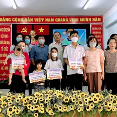 Đến với trẻ em nghèo tại Phường 10 Quận 8