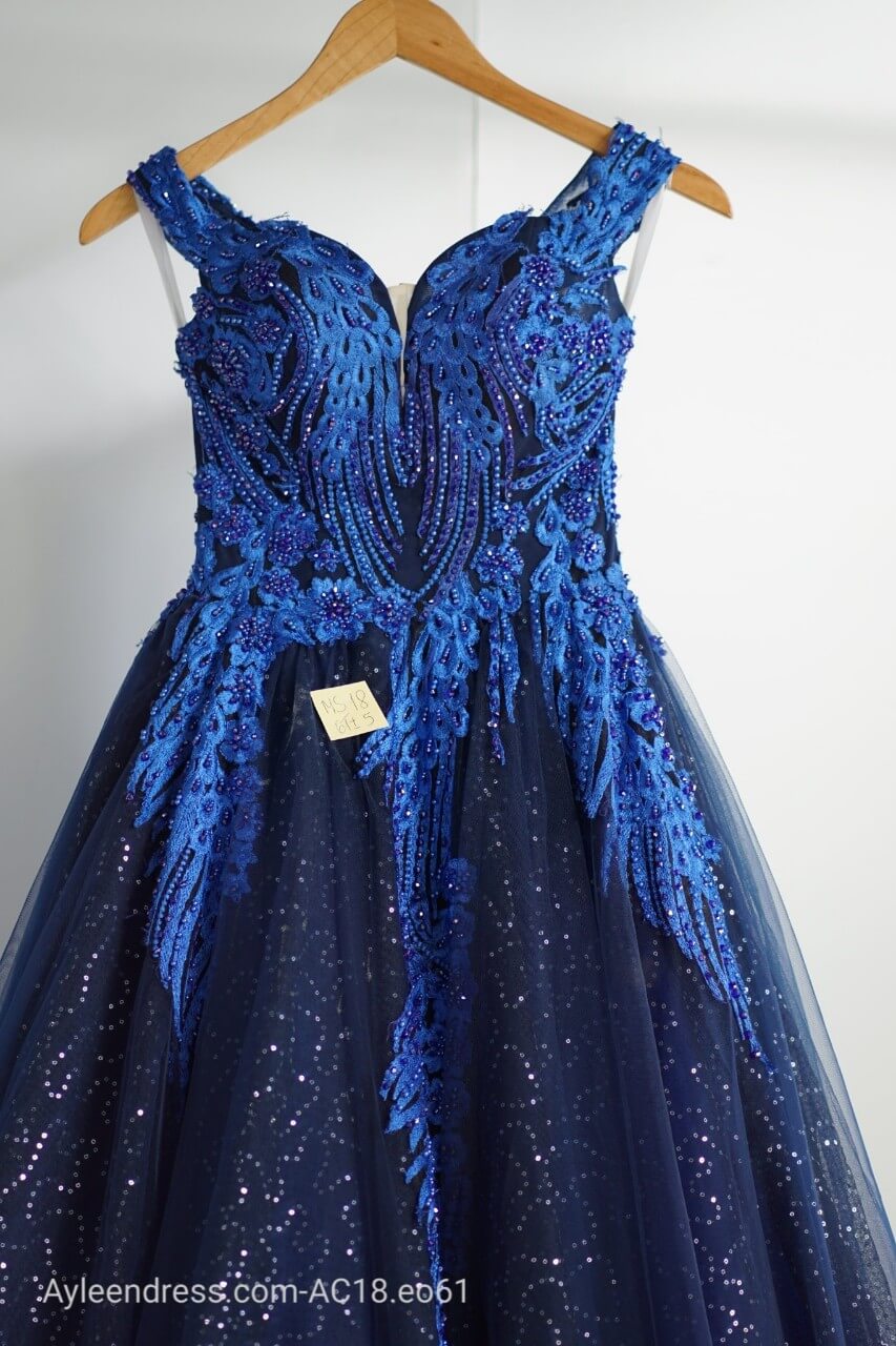 Váy cưới xòe đuôi cá trễ vai màu xanh dương đậm đính ngọc trai