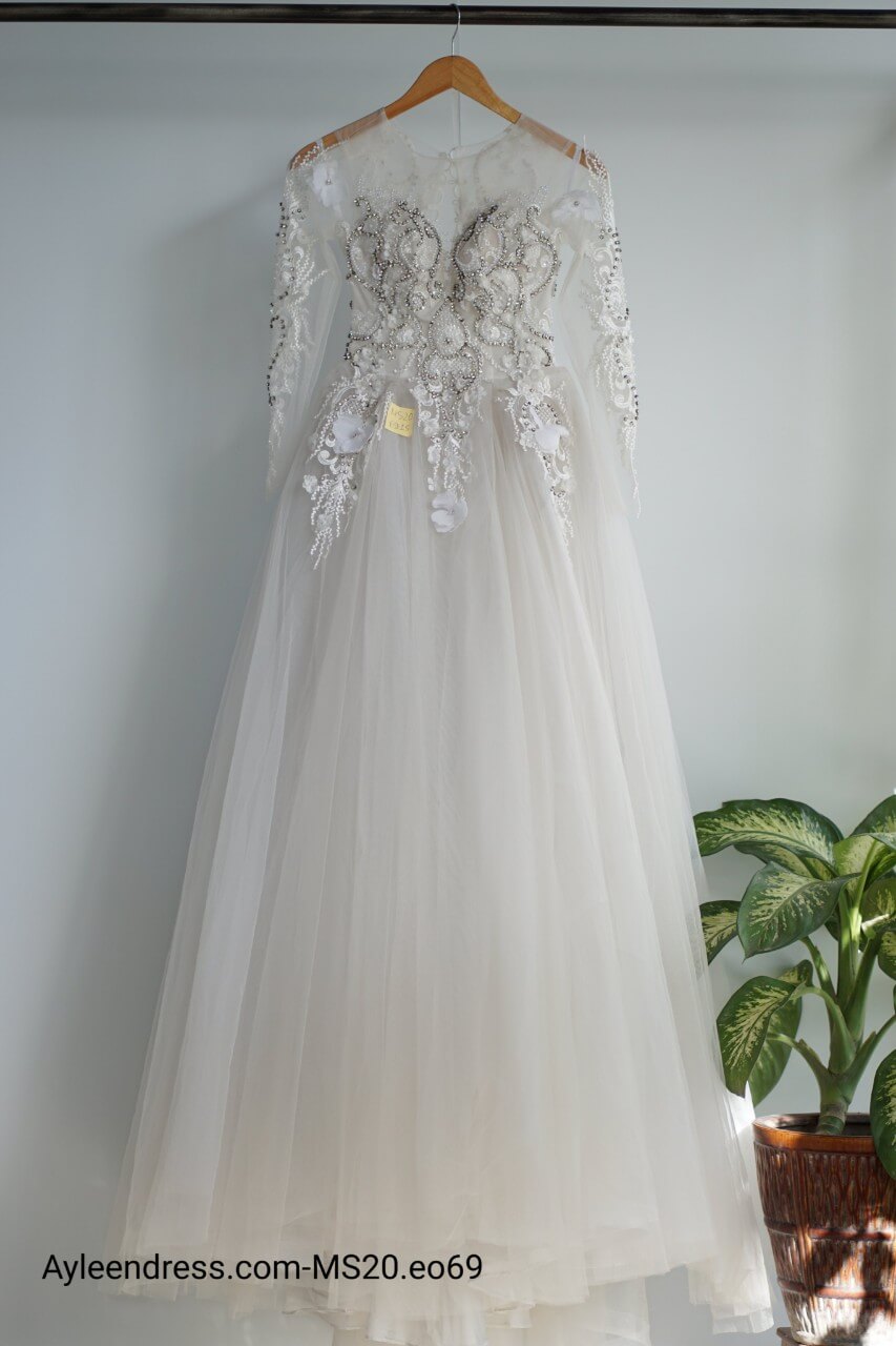 Váy cưới xòe cổ tròn đuôi cá dài tay màu trắng điểm nhấn đính đá và hoa