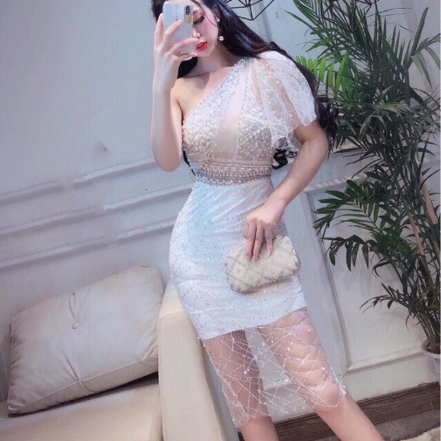 váy trắng lệch vai