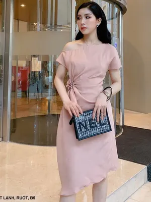 Đầm lệch vai eo dún đính hoa hồng