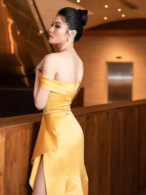 Đầm dạ hội xoè một vai kết nút xẻ tà gợi cảm