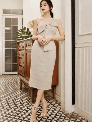 Đầm ôm một dây nơ lớn trước ngực màu be trẻ trung
