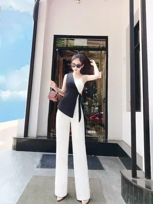 Jumpsuit dài màu trắng thiết kế cách điệu phối đen