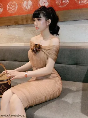 Đầm ôm body trễ vai đính hoa hồng tôn dáng quyến rũ