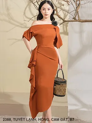 Đầm rớt vai đính hoa hồng sang trọng