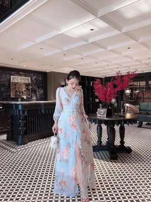 Đầm maxi họa tiết hoa hồng cổ V tay dài xẻ tà phối ren