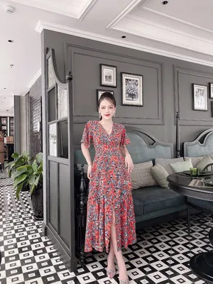 Đầm xòe họa tiết cổ V tay ngắn xẻ tà giữa độc lạ