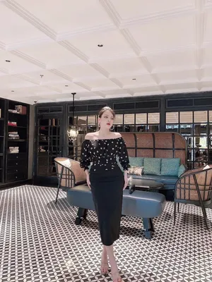 Chân váy công sở màu đen form dài qua gối sang trọng