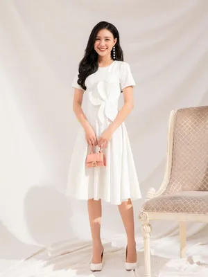Đầm xòe màu trắng tay ngắn đính hoa mai bên eo