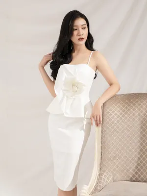Đầm ôm 2 dây áo xòe đính hoa hồng thân trước