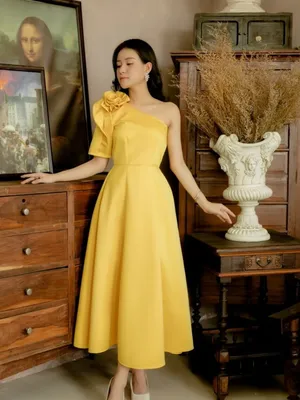 Đầm xòe dài vai xéo đính hoa hồng màu vàng sang trọng