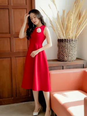 Đầm xòe dự tiệc màu đỏ sát nách cài hoa ngực sang trọng