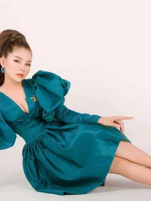 Đầm dạ hội xòe tay dài phồng cổ V chất như nước cất