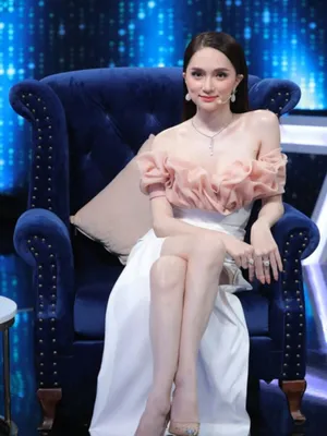 Đầm dạ hội trễ vai trắng đính bèo hồng HG