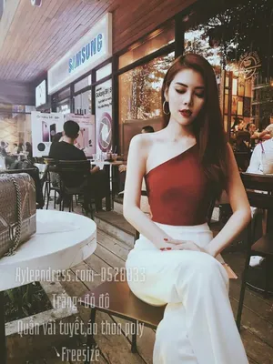 Áo đỏ quần trắng kiểu áo lệch vai quần suông