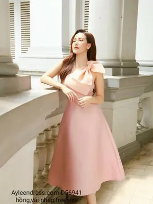 Đầm xoè màu hồng dài kiểu lệch vai phối nơ