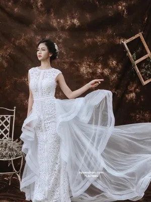 Đầm cô dâu ôm body màu trắng sát nách trong veo