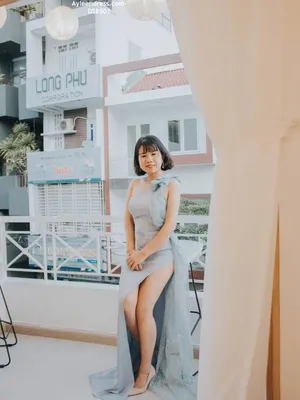 Đầm dạ hội ôm body lệch vai phối dây nơ kim tuyến xanh thiên thanh