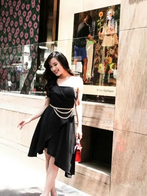 Đầm dự tiệc vai dây eo đính dây chuyền vàng