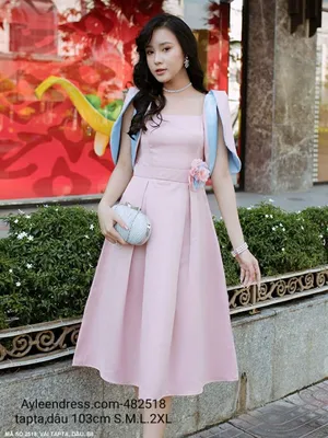 Đầm cổ vuông tay loe xẻ đính hoa hồng