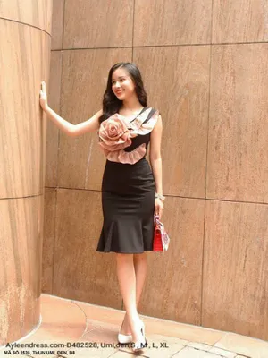 Đầm ôm body sát nách phối hoa voan trước ngực