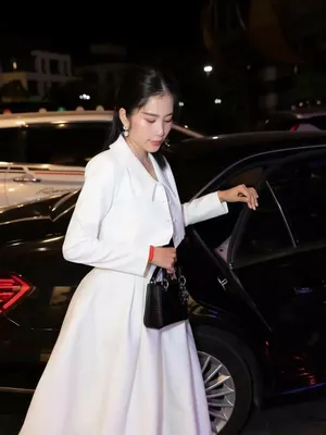 Đầm dáng xòe dài hai dây phối áo khoác vest tay dài
