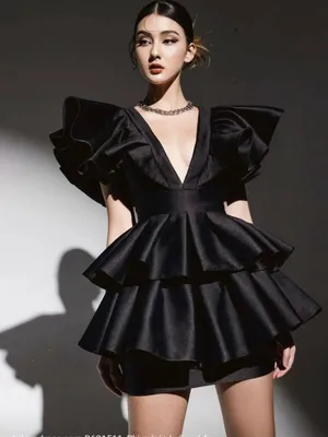 Set áo váy màu đen kiểu áo xòe tầng xẻ ngực phối váy ôm ngắn