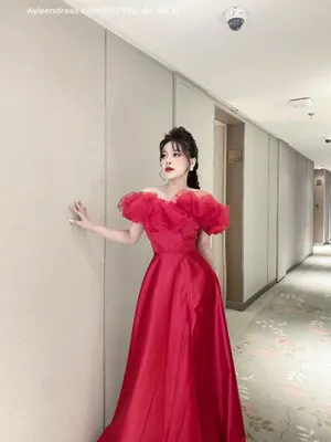 Đầm xoè trễ vai phối voan kiếng xẻ tà