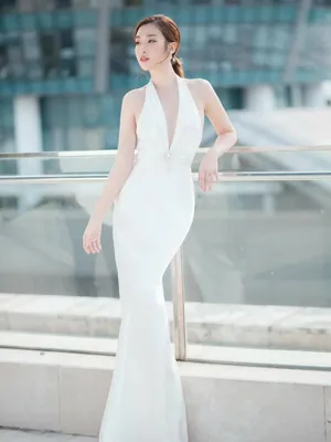 Đầm dạ hội cổ yếm xẻ ngực hở lưng dự tiệc (không kèm tag ngọc)