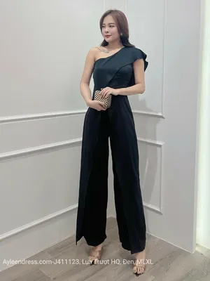Jumpsuit màu đen lệch vai phối bèo