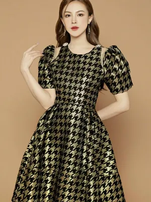 Đầm xoè bố kim tuyến khoét vai
