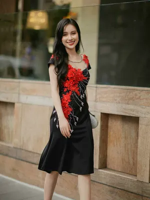 Đầm trung niên đuôi cá phối ren hoa đỏ