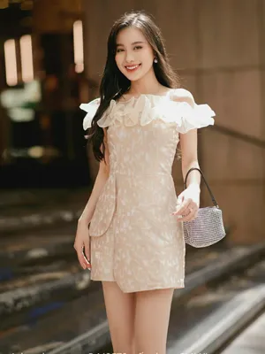 Đồ bay ngắn gấm trễ vai nhún bèo. Do bay ngan gam tre vai nhun beo