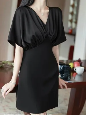 Đầm màu đen cổ tim tay cánh dơi