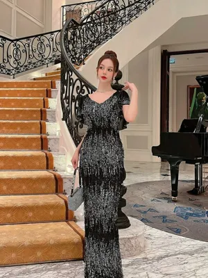 Đầm kim sa tua rua tay choàng