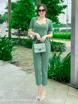 Jumpsuit màu xanh lửng tay con cổ cách điệu