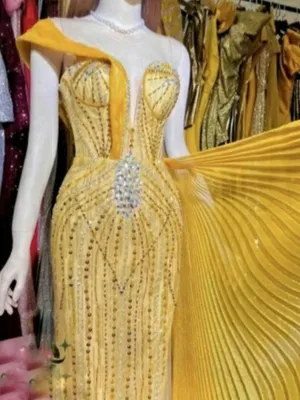Đầm dạ hội kim sa vàng tà bay cách điệu 1 bên tay