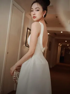 Đầm xòe màu trắng sát nách hở lưng cổ phối ngọc