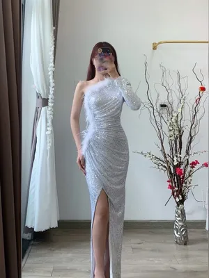 Đầm dạ hội kim sa lệch vai phối lông vũ