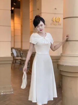 Đầm xoè vai phủ xếp cổ gắn phụ kiện